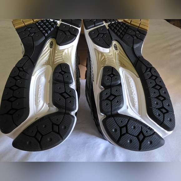 New Balance FIRE! NIB! 1906R in Black/Gold/White. Sz 11. R2S!! - Picture 12 of 13